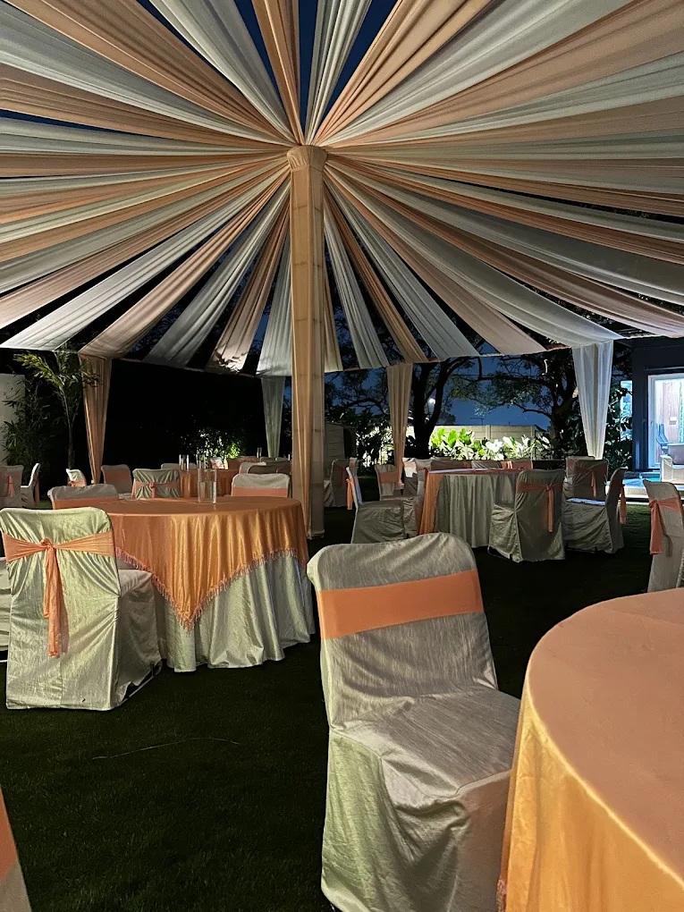 Outdoor dining under fairy lights